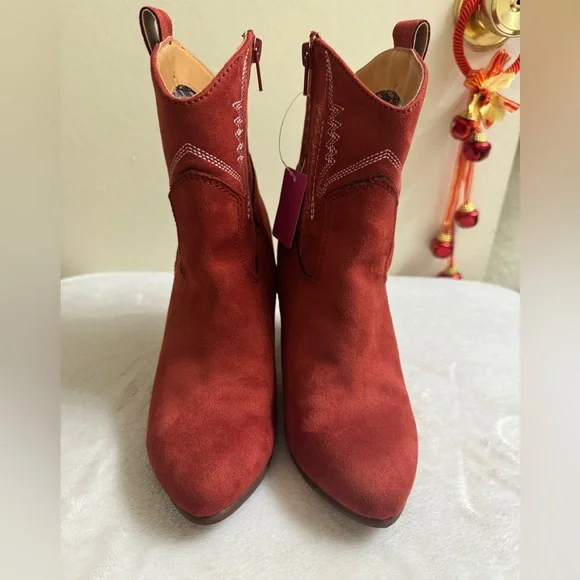 Code West red faux-suede Western ankle boots. Size 6.5 - Picture 7 of 16